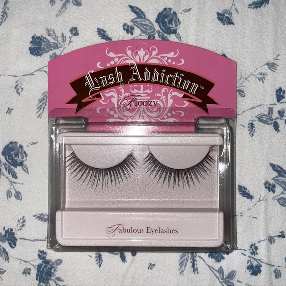 8 pairs of Lash Addiction False Eyelashes - Picture 2 of 3